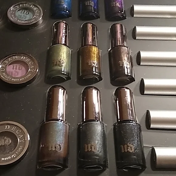 URBAN DECAY 20 YEARS OF BEAUTY WITH AN EDGE MAKEUP VAULT